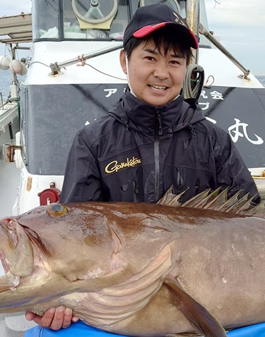 魚を釣った男性