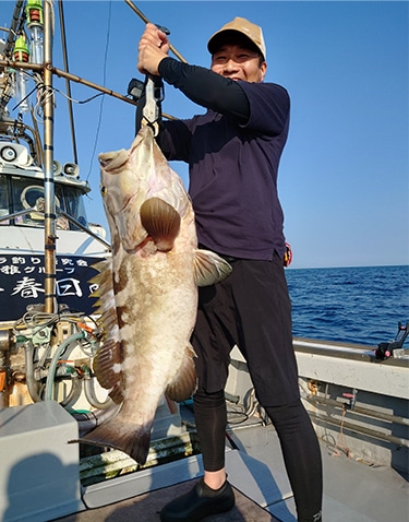 魚を釣った男性